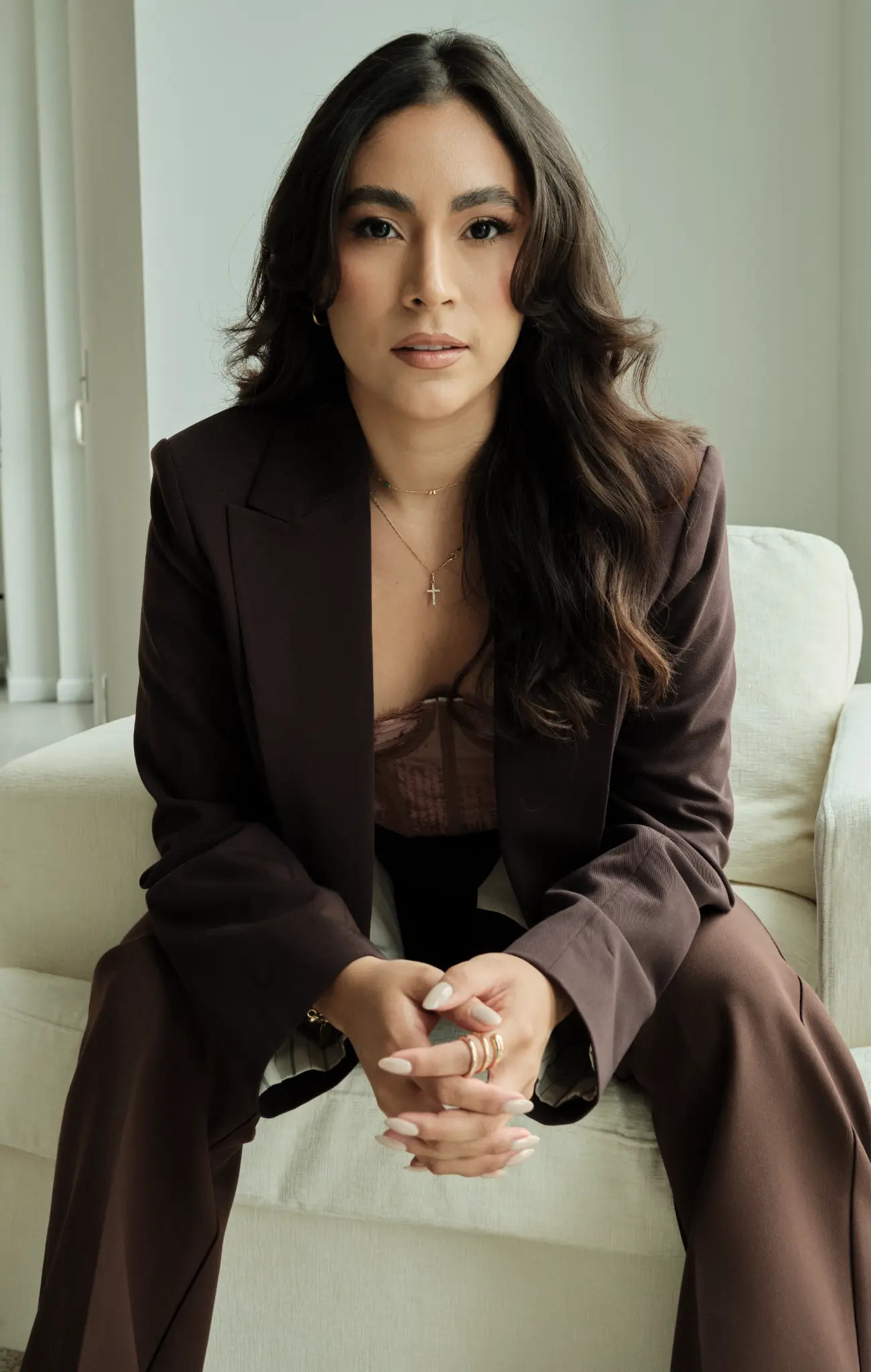 Retrato de Catherine sentada proyectando calma, autoridad y presencia